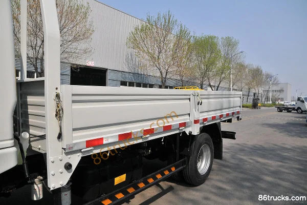 Kama K8 Fuyunlai 116hp 4X2(6 wheels) 3.83m half-row flatbed light truck Body (1) | 86Trucks