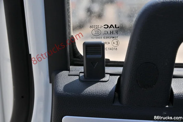JAC Junling E3 120 hp 4X2(6 wheels) 3.7m Single Row Flatbed Light Truck Cab (2) | 86Trucks