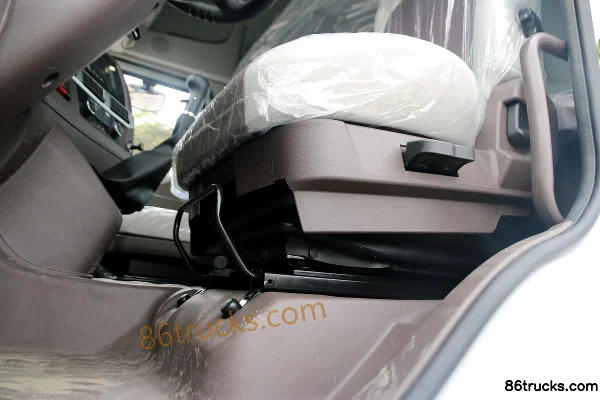 Dongfeng Liuqi Chenglong H5 Medium Truck 270hp 6X2(8 wheels) 9.7m Half-Cab Wing Opening Van Truck (Fast Gear 8-speed) (2) | 86Trucks