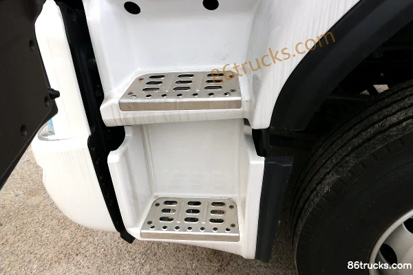 Dongfeng Liuqi Chenglong H5 Medium Truck 270hp 6X2(8 wheels) 9.7m Half-Cab Wing Opening Van Truck (Fast Gear 8-speed) (1) | 86Trucks