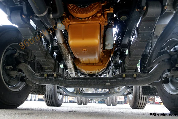 Dongfeng Liuqi Chenglong H5 Medium Truck 270hp 6X2(8 wheels) 9.7m Half-Cab Wing Opening Van Truck (Fast Gear 8-speed) Chassis (1) | 86Trucks