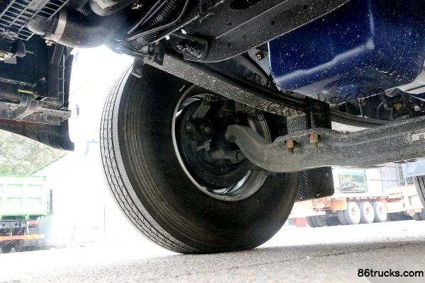 DongfengLiuqi Chenglong H5 camion lourd 430 ch 6X4(10 roues) tracteur routier (pont arrière 440 allégé) Châssis (2) | 86Trucks
