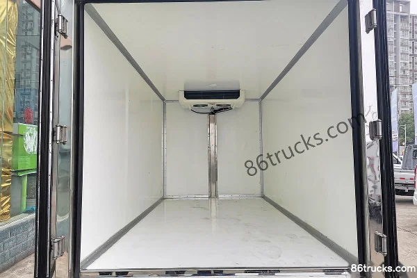 SRM Xinyuan T50EV 3,5T camion frigorifique 100% électrique 3,3 m cabine simple 68,6 kWh 4X2(6 roues) (1) | 86Trucks