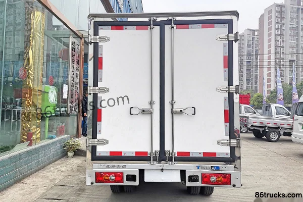 SRM Xinyuan T50EV 3,5T camion frigorifique 100% électrique 3,3 m cabine simple 68,6 kWh 4X2(6 roues) Extérieur (3) | 86Trucks