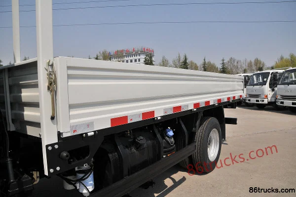 JAC Kangling J3 Luxe 95 ch 4X2(6 roues) camion léger à plateaux 3,7 m cabine simple (China VI) Carrosserie (1) | 86Trucks