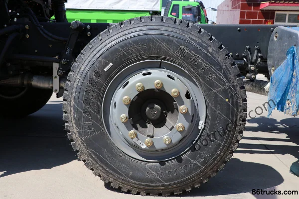 FAW Jiefang J6L camion porteur 320 ch 6X2(8 roues) châssis de camion fourgon 7,5 m (3) | 86Trucks