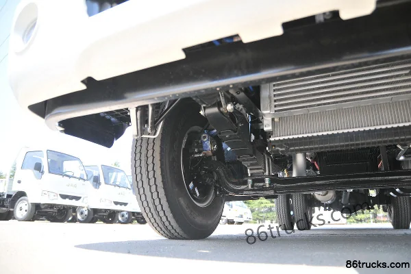 JAC Shuailing Q6 Mountain Edition 141hp 4X2(6 wheels) 3.85m Semi-row Stake Light Truck Chassis (2) | 86Trucks