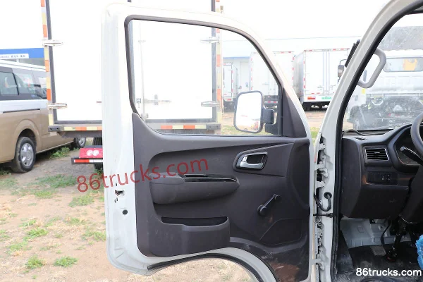 Foton Xiangling 112hp 4X2(6 wheels) 3.08m refrigerated truck Cab (1) | 86Trucks
