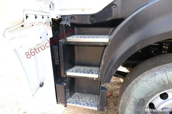 Dongfeng Commercial Vehicle Tianlong KL Comfort Edition 350hp 6X2(8 wheels) 7.7m Stake Truck (Flat Roof) Cab (2) | 86Trucks
