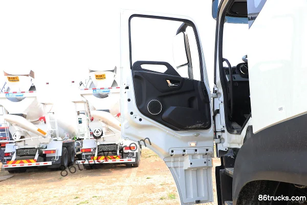 Dongfeng Commercial Vehicle Tianlong KL Comfort Edition 350hp 6X2(8 wheels) 7.7m Stake Truck (Flat Roof) Cab (1) | 86Trucks
