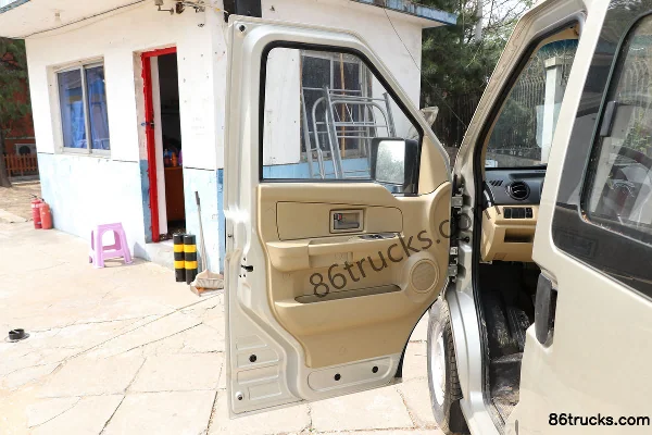 Dongfeng C35 112hp 1.5L enclosed van truck Cab (1) | 86Trucks