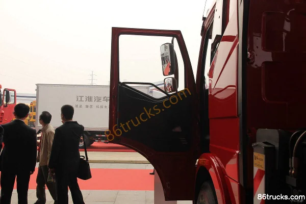 FAW Jiefang J6M 260hp 6X4(10 wheels) truck-mounted crane Cab (1) | 86Trucks
