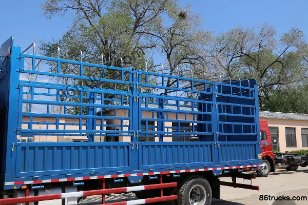 FAW Jiefang Qingdao Long V medium truck 2.0 Edition 220 hp 4X2(6 wheels) 6.75m stake cargo truck (China VI) Body (2) | 86Trucks