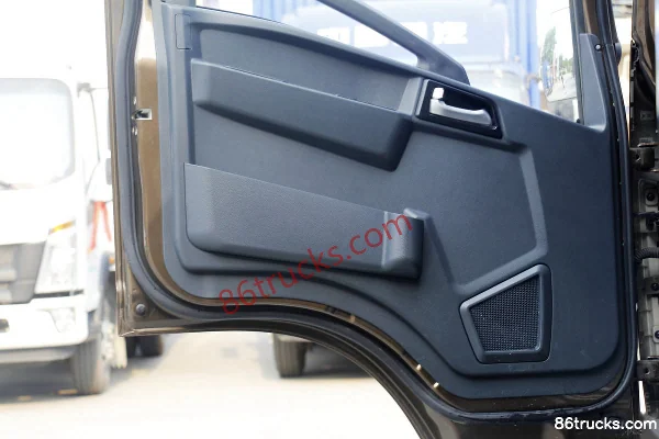 Sinotruk HOWO Tongshuai 120hp 4X2(6 wheels) 4.15m single-row box light truck Cab (3) | 86Trucks