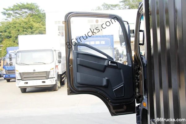 Sinotruk HOWO Tongshuai 120hp 4X2(6 wheels) 4.15m single-row box light truck Cab (1) | 86Trucks