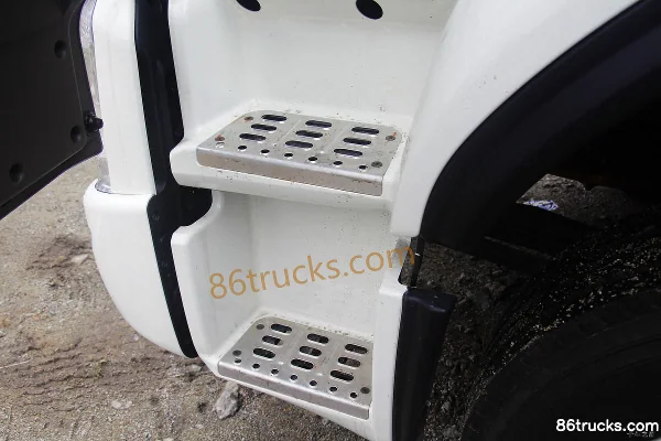 Dongfeng Liuqi Chenglong H5 Medium Truck 220 hp 4X2(6 wheels) 9.7m Van Cargo Truck Cab (3) | 86Trucks