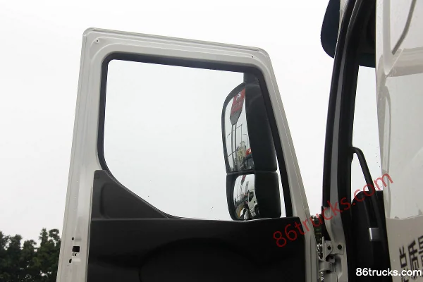 Dongfeng Liuqi Chenglong H5 Medium Truck 220 hp 4X2(6 wheels) 9.7m Van Cargo Truck Cab (2) | 86Trucks