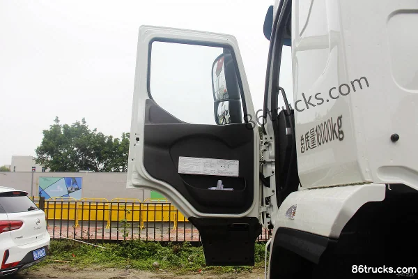 Dongfeng Liuqi Chenglong H5 Medium Truck 220 hp 4X2(6 wheels) 9.7m Van Cargo Truck Cab (1) | 86Trucks