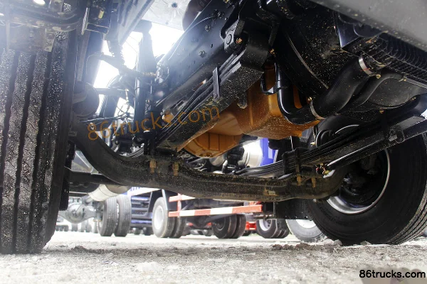Dongfeng Liuqi Chenglong H5 Medium Truck 220 hp 4X2(6 wheels) 9.7m Van Cargo Truck Chassis (2) | 86Trucks