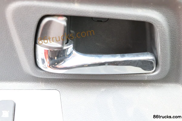 Dongfeng Duolika D6-L 140hp 4X2(6 wheels) 4.2m single-row guardrail light truck (China VI) Cab (3) | 86Trucks
