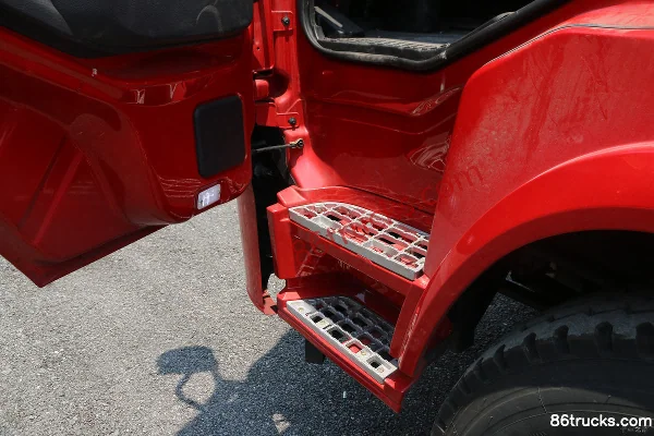 SHACMAN Commercial Vehicle Xuande X6 245 hp 6X2(8 wheels) 4.3m dump truck (mid-lift axle) Cab (2) | 86Trucks