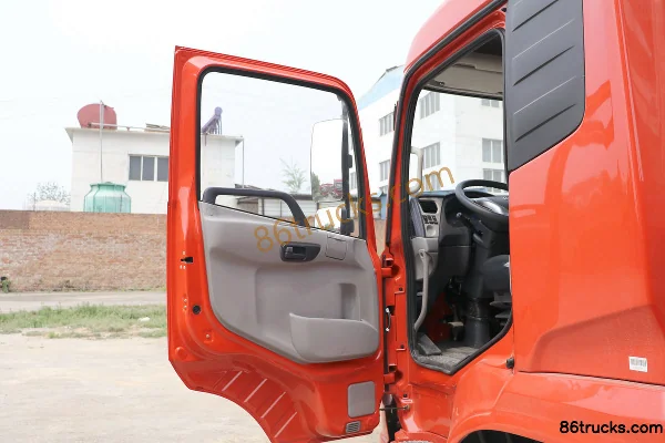 Dongfeng Commercial Vehicle Tianjin VR medium truck 2019 model 160 hp 4X2(6 wheels) 6.2 m semi-enclosed flatbed cargo truck Cab (1) | 86Truc