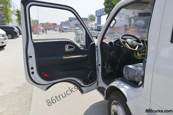Dongfeng T5 1.6L 122 hp 4X2(6 wheels) Gasoline 2.99m Double Row Stake Truck (China VI) Cab (1) | 86Trucks