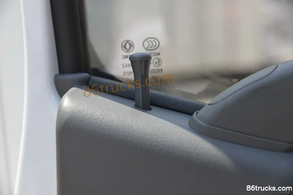 Dongfeng Duolika D6-S 2018 model 115hp 4X2(6 wheels) 3.87m single-row flatbed light truck Cab (2) | 86Trucks