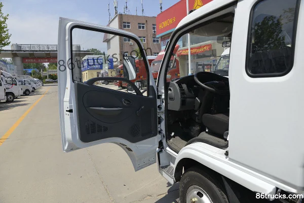 Dongfeng Duolika D6-S 2018 model 115hp 4X2(6 wheels) 3.87m single-row flatbed light truck Cab (1) | 86Trucks