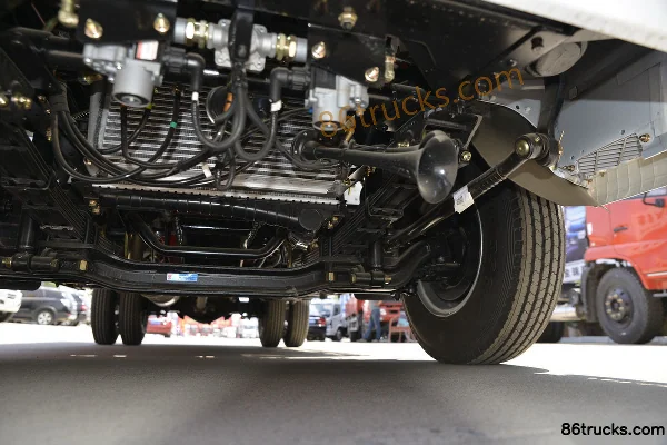 Dongfeng Duolika D6-S 2018 model 115hp 4X2(6 wheels) 3.87m single-row flatbed light truck Chassis (3) | 86Trucks