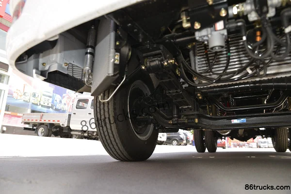 Dongfeng Duolika D6-S 2018 model 115hp 4X2(6 wheels) 3.87m single-row flatbed light truck Chassis (2) | 86Trucks