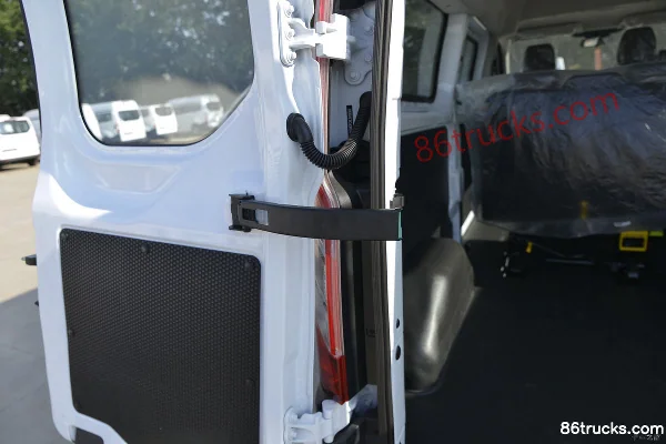 JMC New Transit 2020 121hp 6-Seat Short Wheelbase 2.0T Diesel Medium Roof Multi-Purpose Van Cargo Box (3) | 86Trucks