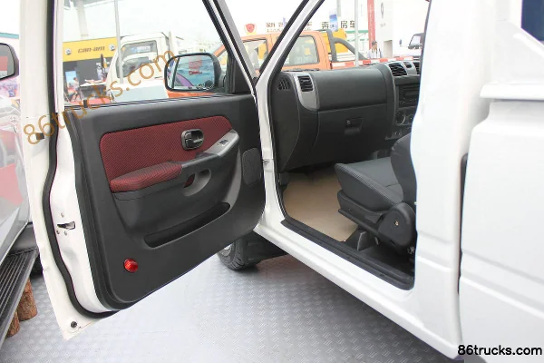 JMC Baodian 2012 2 roues motrices 2,8L diesel pick-up simple cabine (conduite à droite) Châssis (1) | 86Trucks