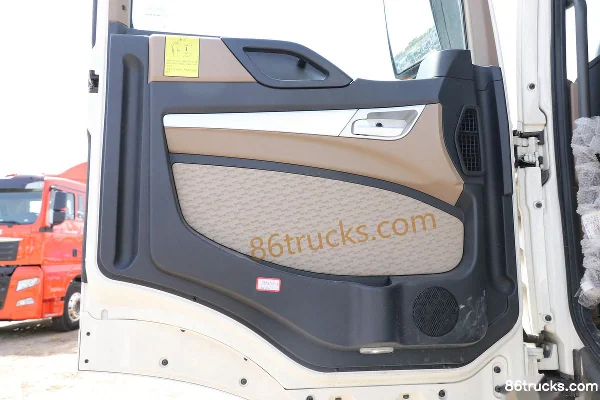 Sinotruk HOWO T5G 340hp 8X4(12 wheels) aluminum fuel tanker (Xingshi brand) Cab (2) | 86Trucks