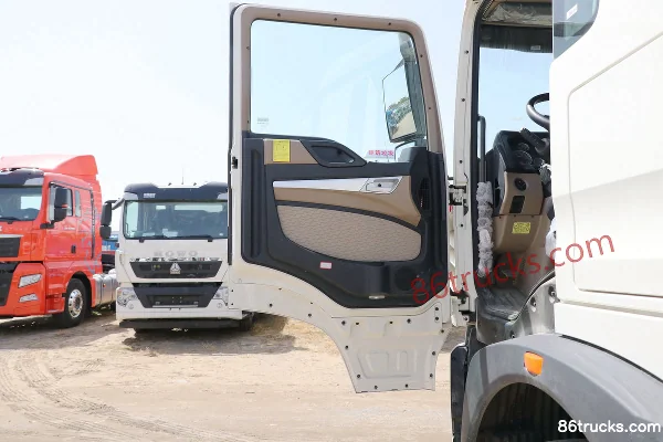 Sinotruk HOWO T5G 340hp 8X4(12 wheels) aluminum fuel tanker (Xingshi brand) Cab (1) | 86Trucks