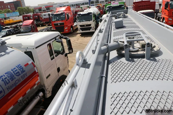 Sinotruk HOWO T5G 340hp 8X4(12 wheels) aluminum fuel tanker (Xingshi brand) Body (1) | 86Trucks