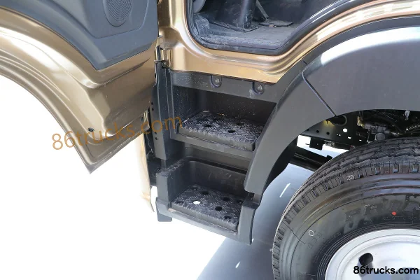 Foton Aoling Big Horn 210hp 4X2(6 wheels) 6.1m Single Row Stake Cargo Truck Cab (3) | 86Trucks