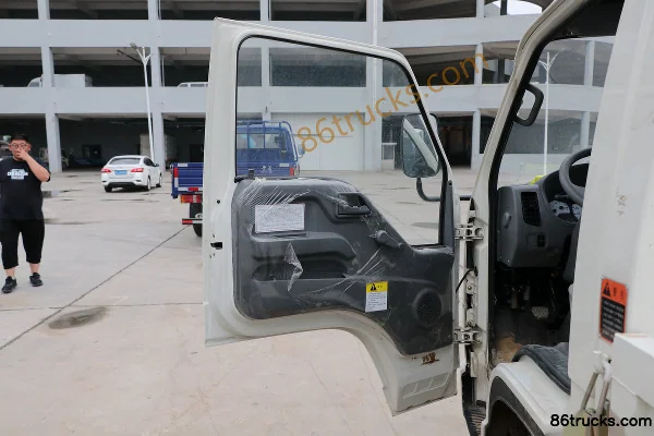 Foton Times Xiaoyun 7 82hp 4X2(6 wheels) 3.3m dump truck Cab (1) | 86Trucks