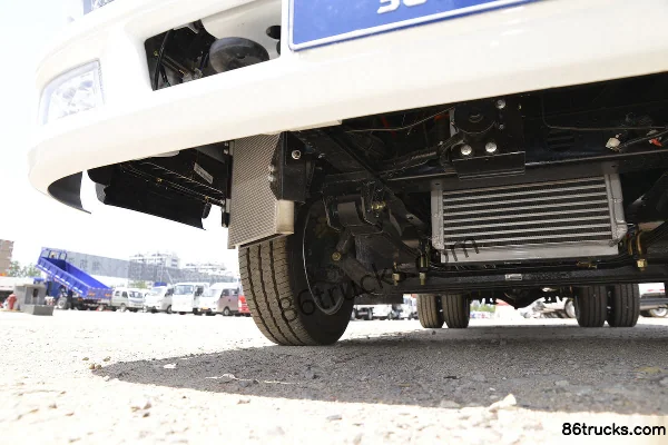 Tangjun Ouling Jinlika II 102hp 4X2(6 wheels) 3.8m half-cab flatbed light truck Chassis (2) | 86Trucks