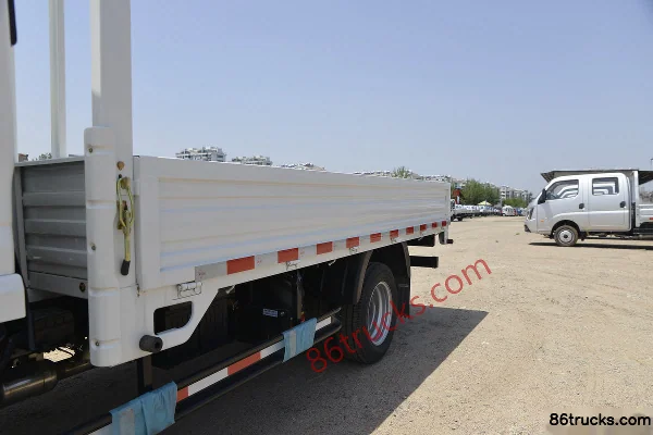 Tangjun Ouling Jinlika II 102hp 4X2(6 wheels) 3.8m half-cab flatbed light truck Body (1) | 86Trucks