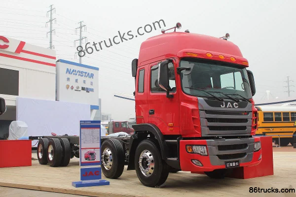 JAC Gallop KX Heavy Truck 270 hp 8X4(12 wheels) 9.5m Semi-Sleeper Flatbed Cargo Truck Exterior (2) | 86Trucks