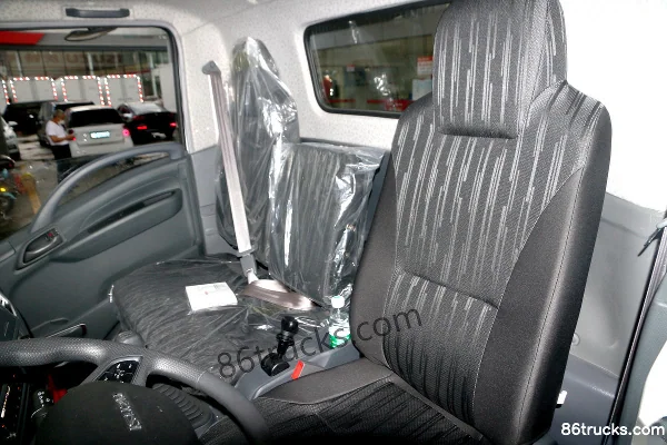 Qingling Isuzu M600 132 hp 4X2(6 wheels) 4.13 m single-row van light truck Cab (3) | 86Trucks