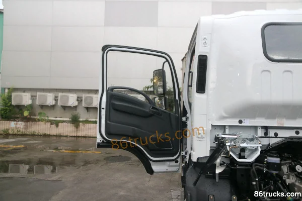 Qingling Isuzu M600 132 hp 4X2(6 wheels) 4.13 m single-row van light truck Cab (1) | 86Trucks