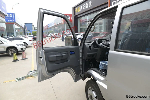 Beiqi Black Leopard Xingyun G6 1.5L 116hp 4X2(6 wheels) Gasoline 3.06m Single Row Stake Light Truck (China VI) Cab (1) | 86Trucks