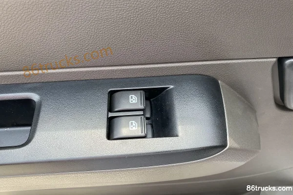 Wuling Rongguang Xinka 1.5L 99 hp 4X2(6 wheels) Gasoline 2.45m Double Row Stake Micro Truck Cab (3) | 86Trucks
