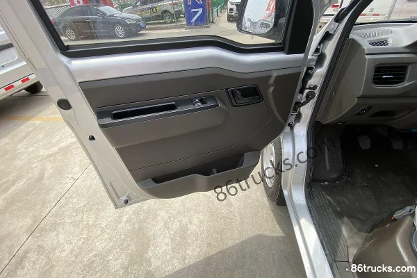 Wuling Rongguang Xinka 1.5L 99 hp 4X2(6 wheels) Gasoline 2.45m Double Row Stake Micro Truck Cab (1) | 86Trucks