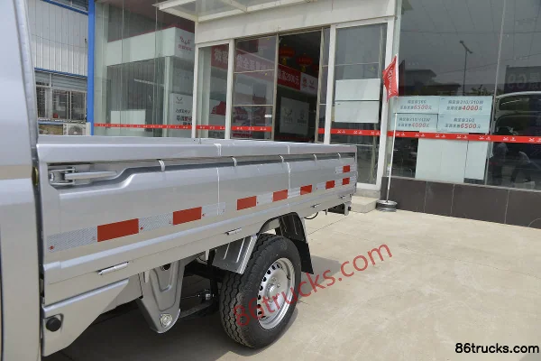 Wuling Rongguang Xinka 1.5L 99 hp 4X2(6 wheels) Gasoline 2.45m Double Row Stake Micro Truck Body (1) | 86Trucks