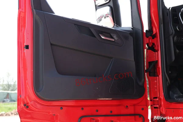 Sinotruk Weilong HV5 heavy truck Hazardous version 460 hp 6X4(10 wheels) LNG tractor truck (China VI) Cab (3) | 86Trucks