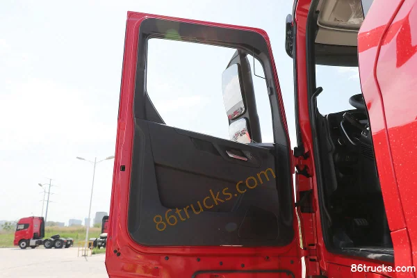 Sinotruk Weilong HV5 heavy truck Hazardous version 460 hp 6X4(10 wheels) LNG tractor truck (China VI) Cab (2) | 86Trucks