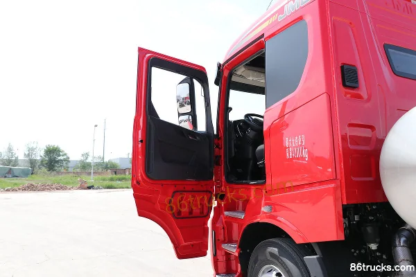 Sinotruk Weilong HV5 heavy truck Hazardous version 460 hp 6X4(10 wheels) LNG tractor truck (China VI) Cab (1) | 86Trucks